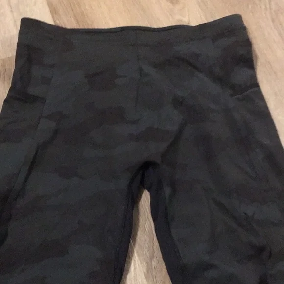 LULULEMON NWOT DARK CAMOUFLAGE LEGGINGS WITH DRAWSTRING N SIDE POCKETS SIZE MED